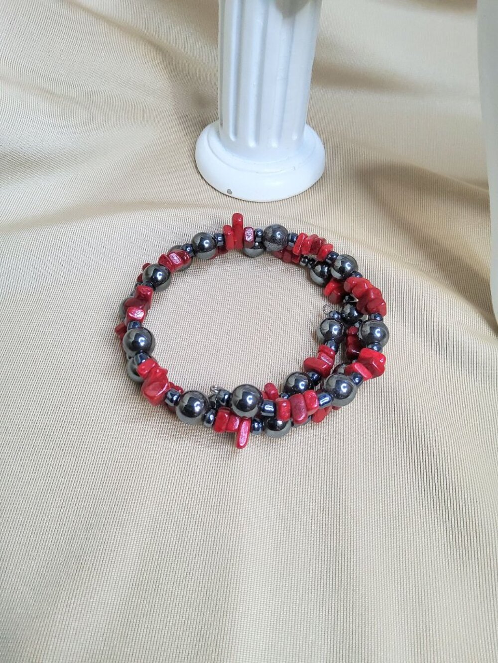Vintage hematite and red polished chips spring bracelet